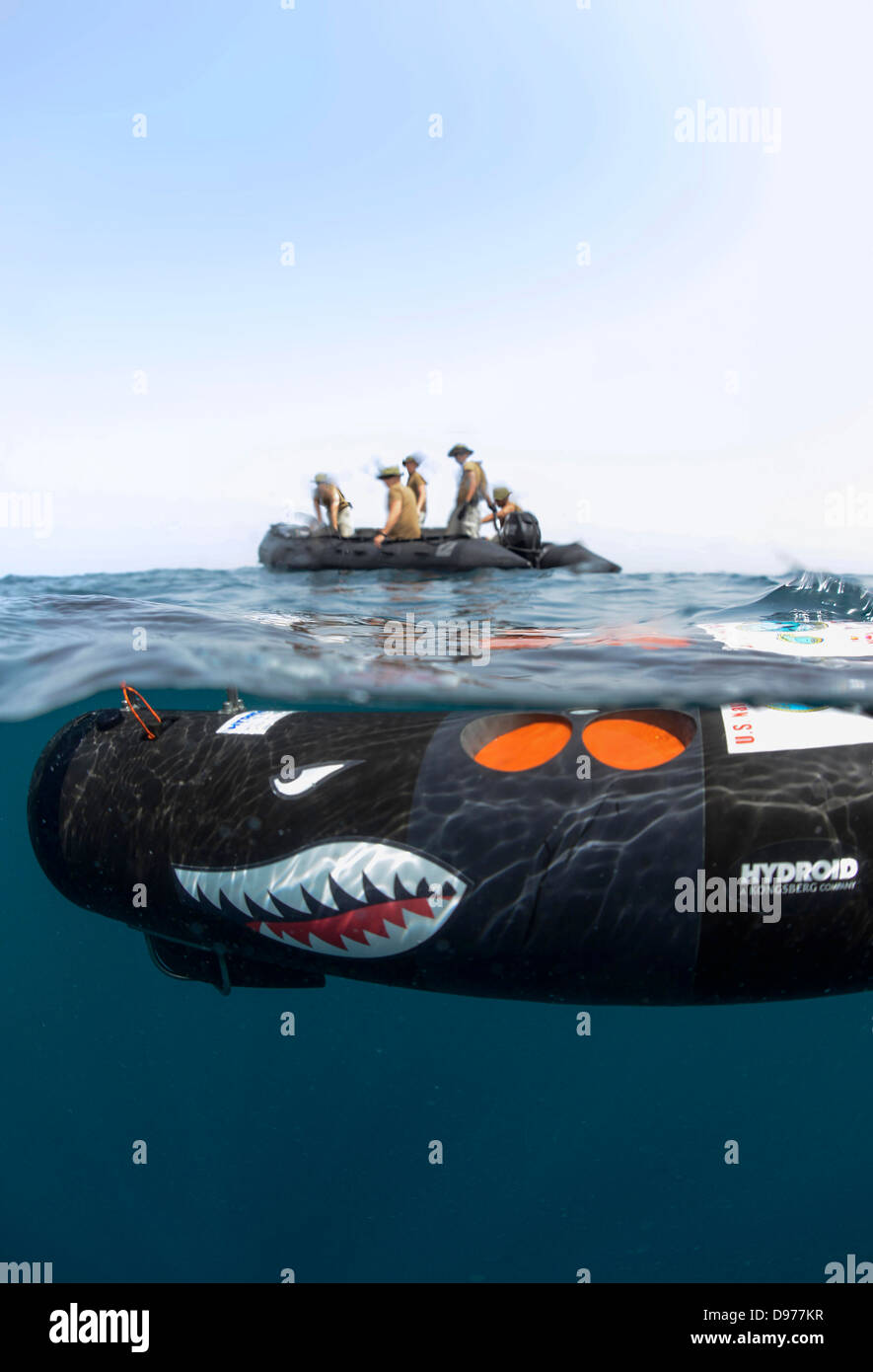 Les marins de l'US Navy avec le Centre de Guerre Navale Mine Océanographie déployer un véhicule sous-marin sans pilote pour rechercher des mines dans le cadre d'un exercice d'entraînement 18 mai 2013 dans la mer d'Oman. Banque D'Images