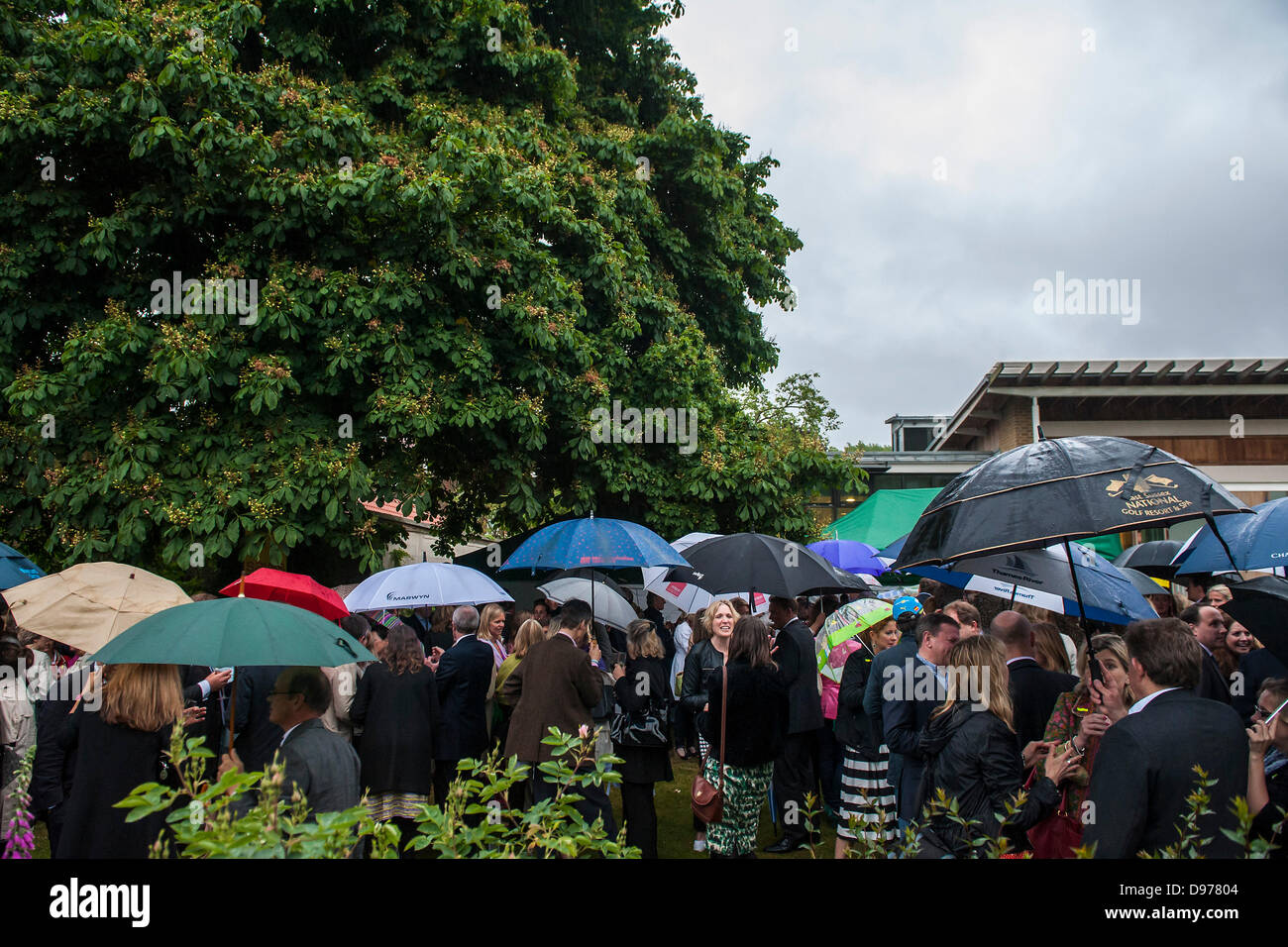 Clapham, Londres, Royaume-Uni. 12 Juin 2013.Forte pluie ne parvient pas à refroidir l'enthousiasme à l'Amis de Wandsworth Trinity Hospice Summer Party. Clapham, Londres, 12 juin 2013. Crédit : Guy Bell/Alamy Live News Banque D'Images