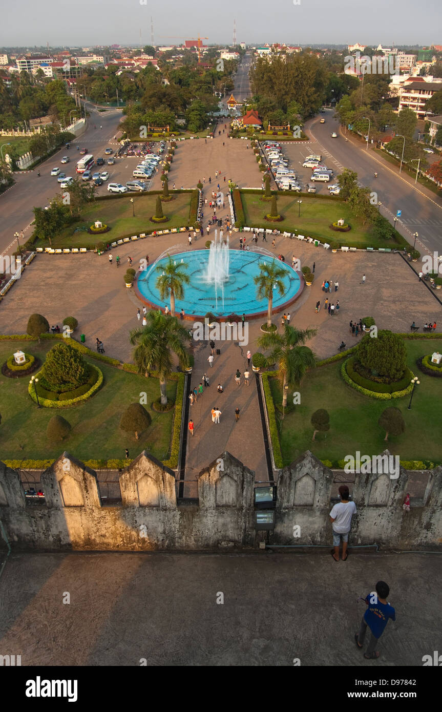 Vue verticale de la porte de la victoire ou dans le centre de Vientiane Patuxai sur une journée ensoleillée. Banque D'Images