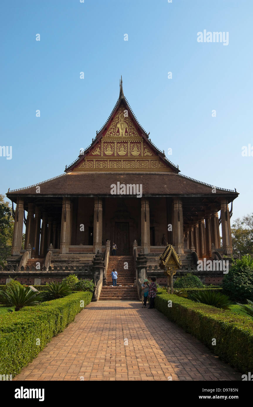 Vue verticale de l'avant de Wat Ho Phra Keo, ou le Temple du Bouddha d'Émeraude à Vientiane sur une journée ensoleillée. Banque D'Images