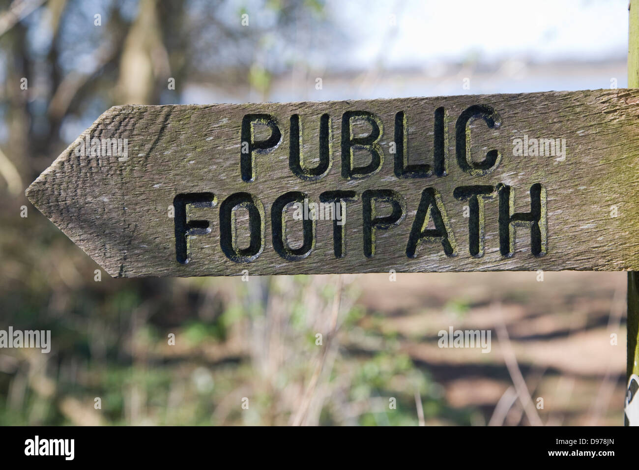 Dans le sens de la flèche pointeur sur un sentier public signe, Sutton, Suffolk, Angleterre Banque D'Images