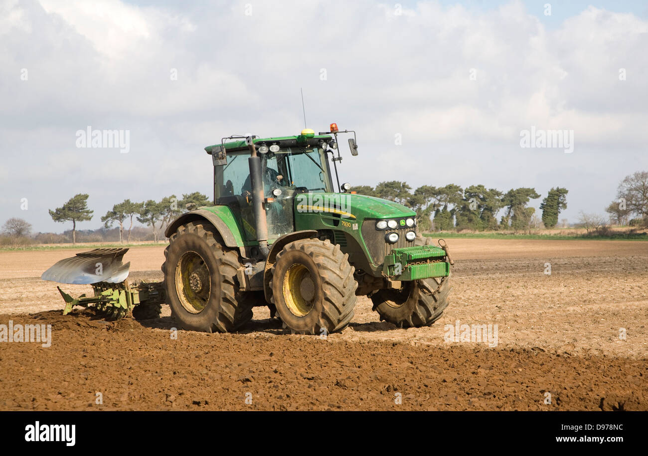 Tracteur John Deere vert, champ de labour Shottisham, Suffolk, Angleterre Banque D'Images