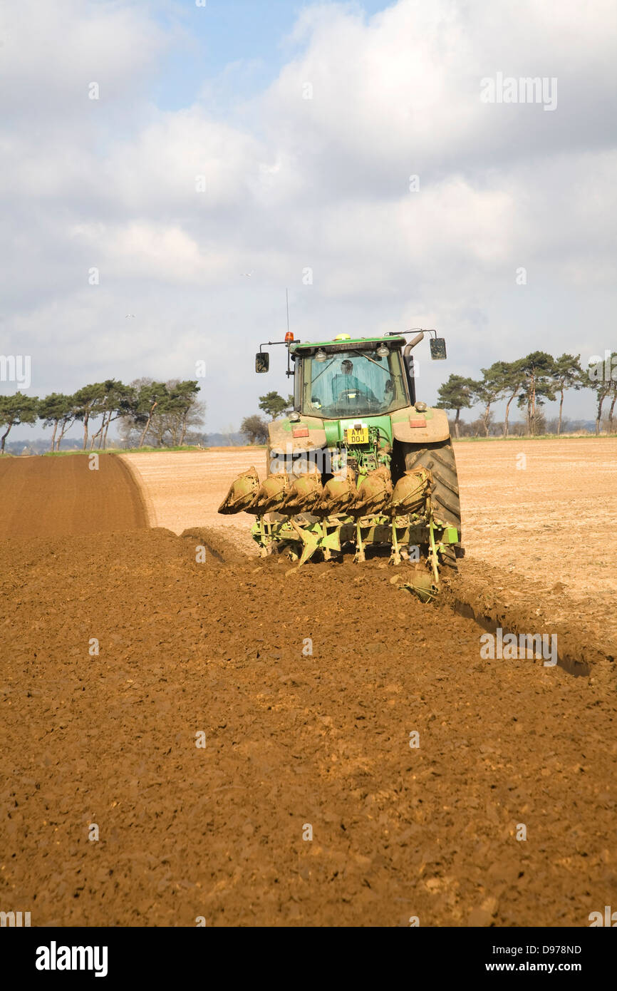 Tracteur John Deere vert, champ de labour Shottisham, Suffolk, Angleterre Banque D'Images