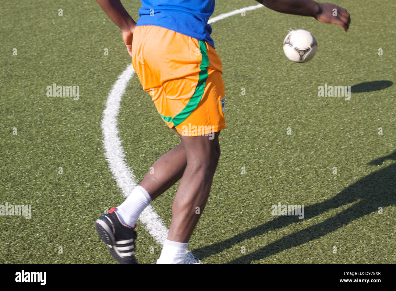 Jeune homme jouant au football. Jouer au football. Jouer au soccer. Banque D'Images
