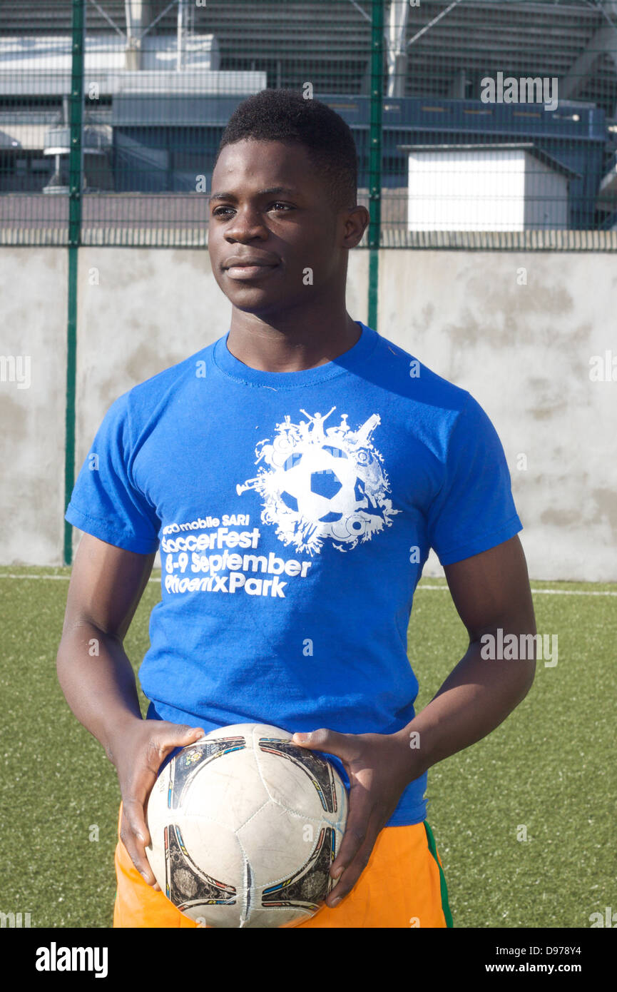 Un jeune joueur de football football posant avec un mâle Banque D'Images