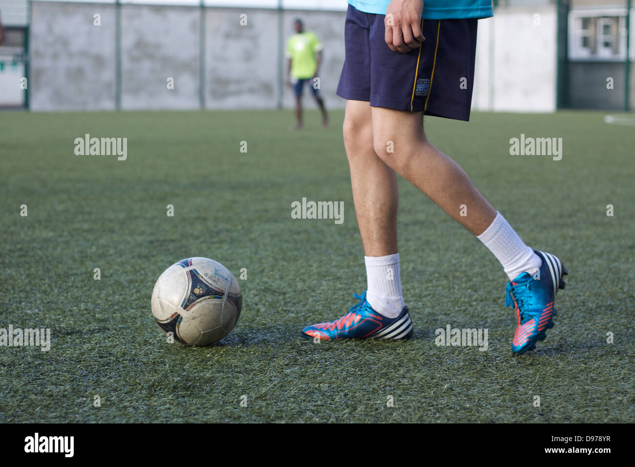 Un joueur avec une balle à ses pieds. Jouer au football. Jouer au soccer. Banque D'Images