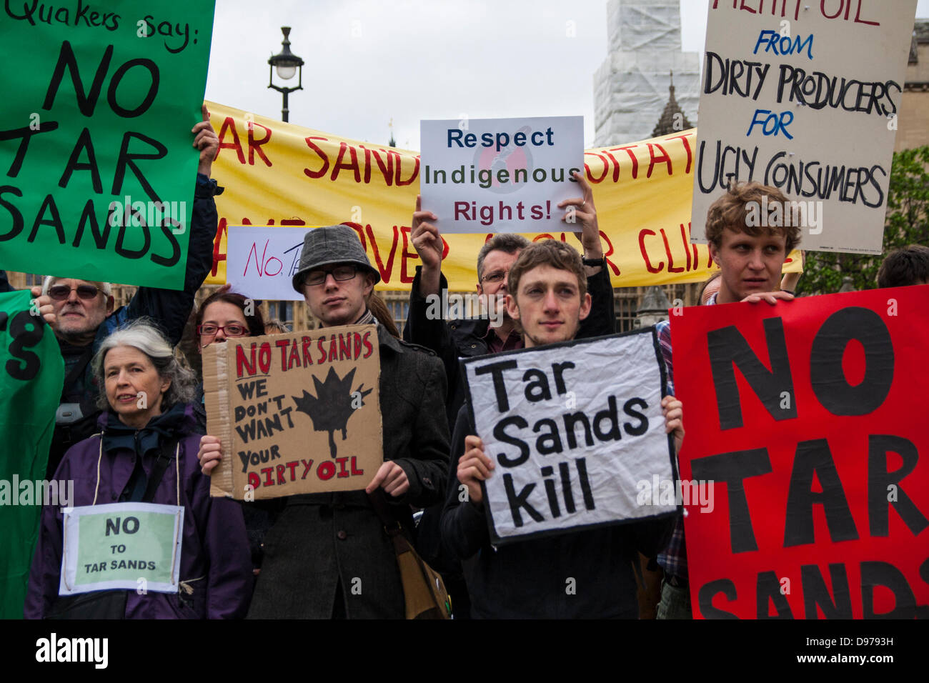 Londres, Royaume-Uni. 13 juin 2013. Les écologistes et les militants anti-protestation des sables bitumineux comme premier ministre canadien Stephen Harper s'adresse au Parlement. Crédit : Paul Davey/Alamy Live News Banque D'Images