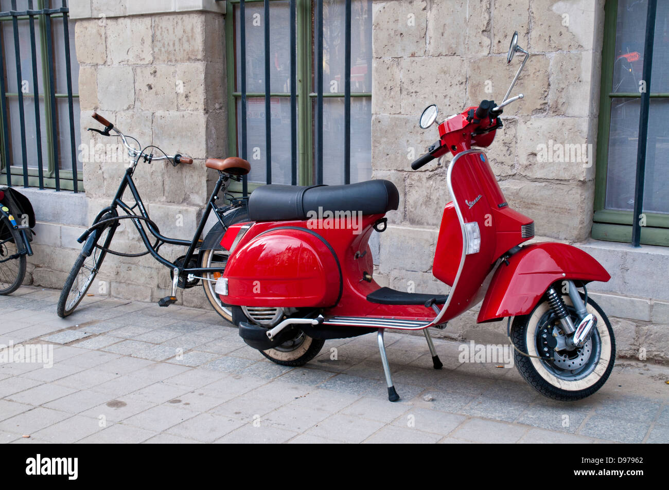 Bicyclettes et scooters Vespa garé à Gand, Belgique Banque D'Images