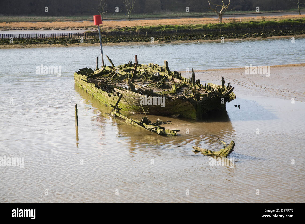 Vieux bateau en bois coulé abandonnés sur banc de sable dans la rivière Deben à Melton, Suffolk, Angleterre Banque D'Images