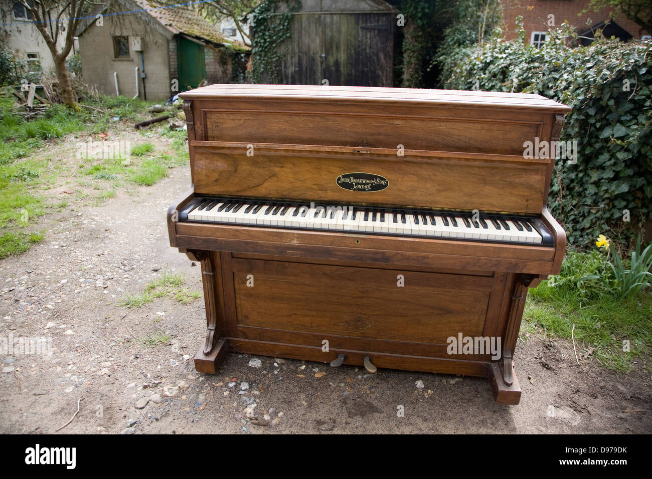 Piano abandonné à l'extérieur dans le jardin Banque D'Images