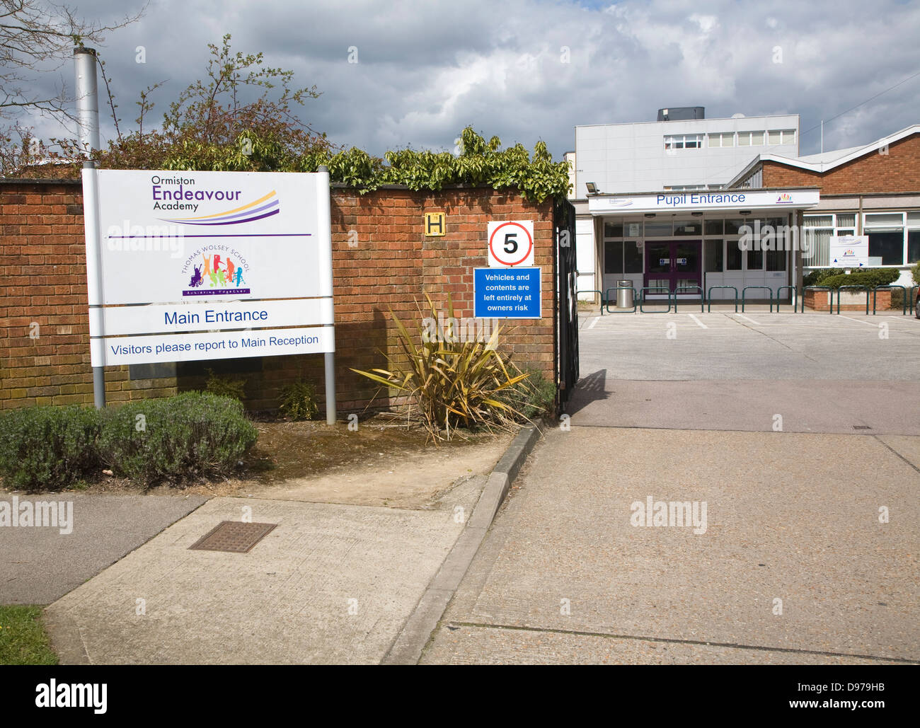 Ormiston Academy School Endeavour et signe d'entrée de l'élève, Thomas Wolsey school, Ipswich, Suffolk, Angleterre Banque D'Images