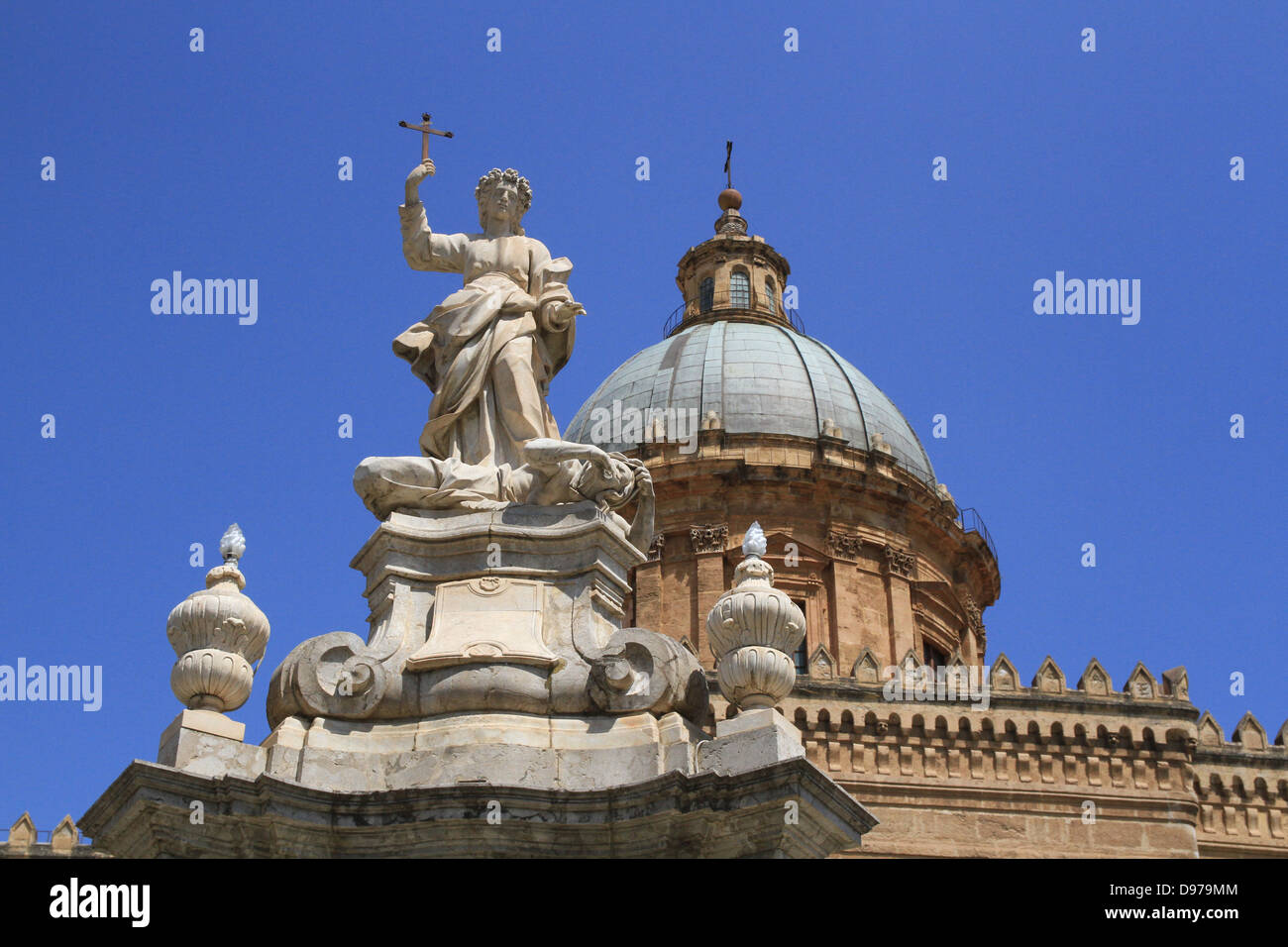 Saint Rosalia - saint patron de Palerme se trouve à l'extérieur de la cathédrale de Palerme Banque D'Images