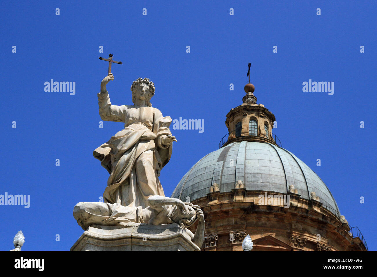Saint Rosalia - saint patron de Palerme se trouve à l'extérieur de la cathédrale de Palerme Banque D'Images