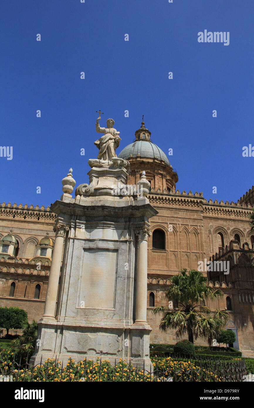 Saint Rosalia - saint patron de Palerme se trouve à l'extérieur de la cathédrale de Palerme Banque D'Images