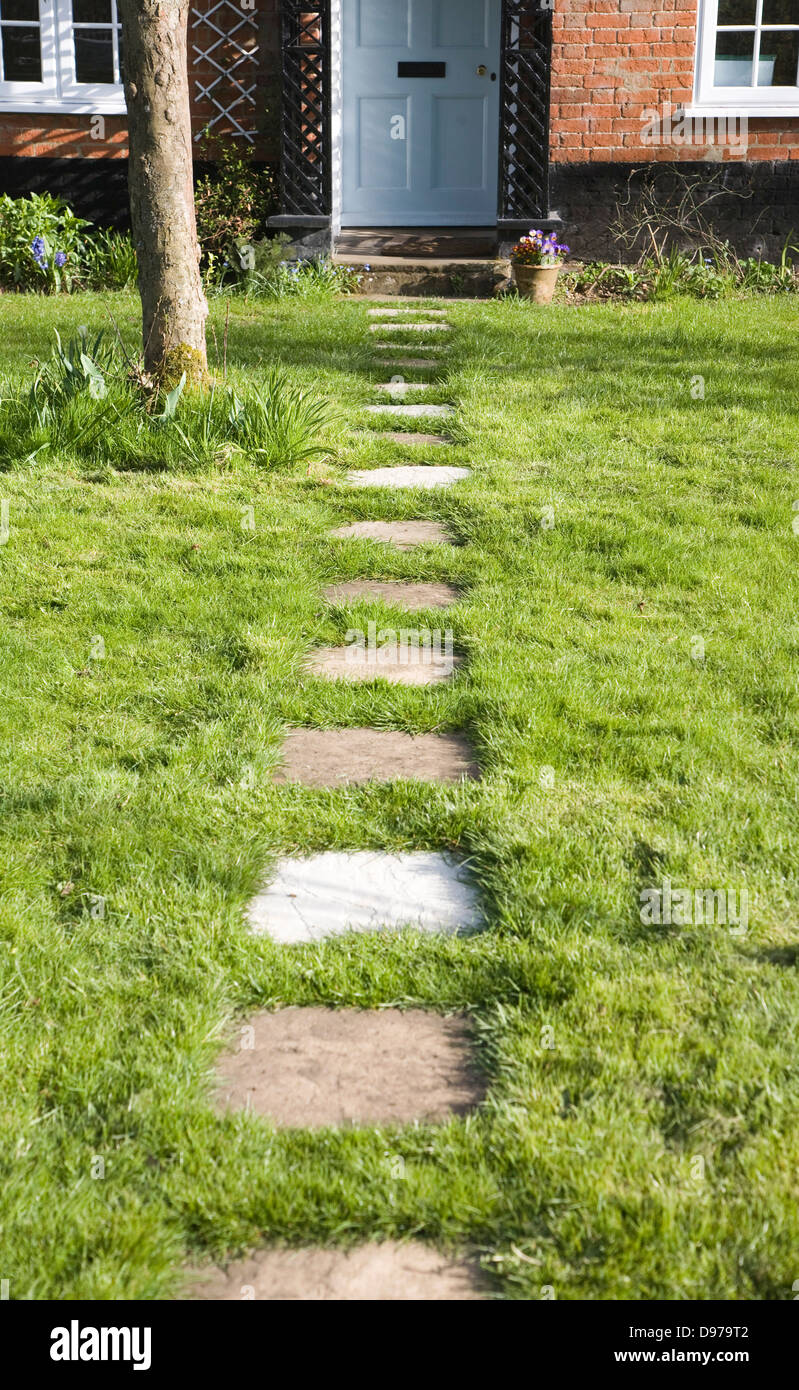 Jardin chemin passé apple tree de porte avant de house, UK Banque D'Images