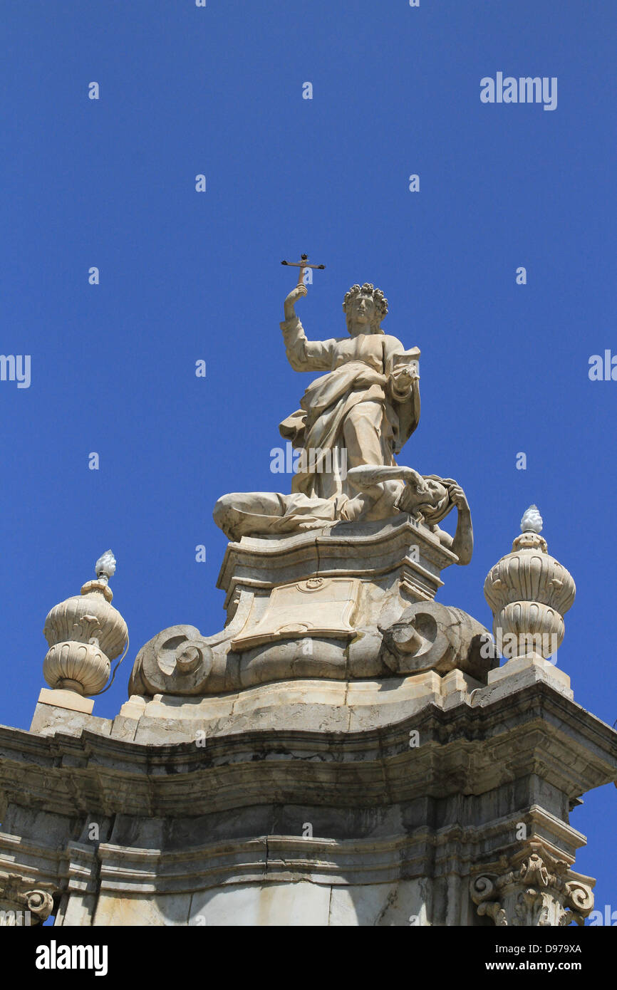 Saint Rosalia - saint patron de Palerme se trouve à l'extérieur de la cathédrale de Palerme Banque D'Images