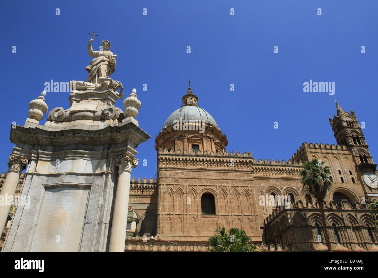 Saint Rosalia - saint patron de Palerme se trouve à l'extérieur de la cathédrale de Palerme Banque D'Images