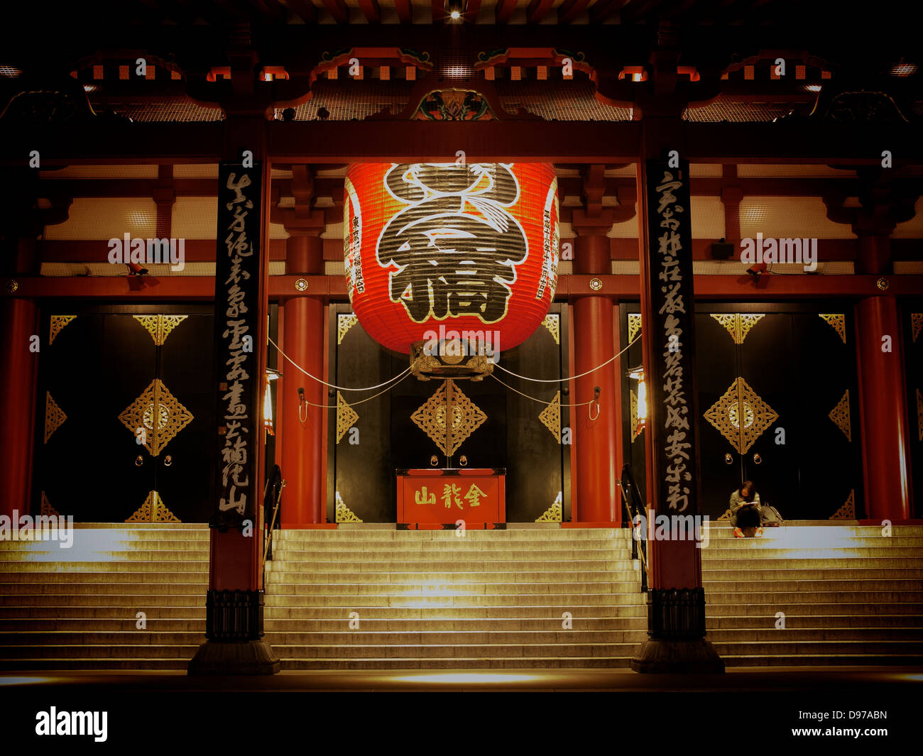 Hall principal du Temple Senso-ji est éclairée la nuit Banque D'Images