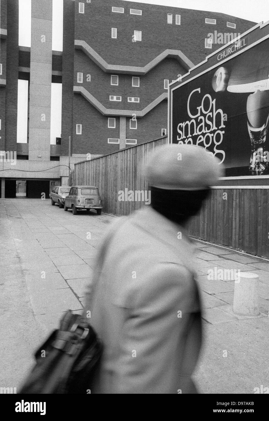 Homme marchant passé le Southwyck House, également connu sous le nom de la barrière, à Brixton, Londres, 1983 Banque D'Images