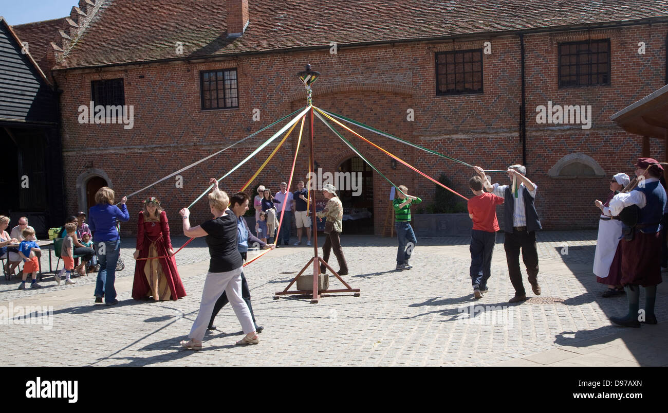 Les gens au cours de danse poteau "maypole" histoire Tudor re-enactment jour, Layer Marney, Essex, Angleterre Banque D'Images