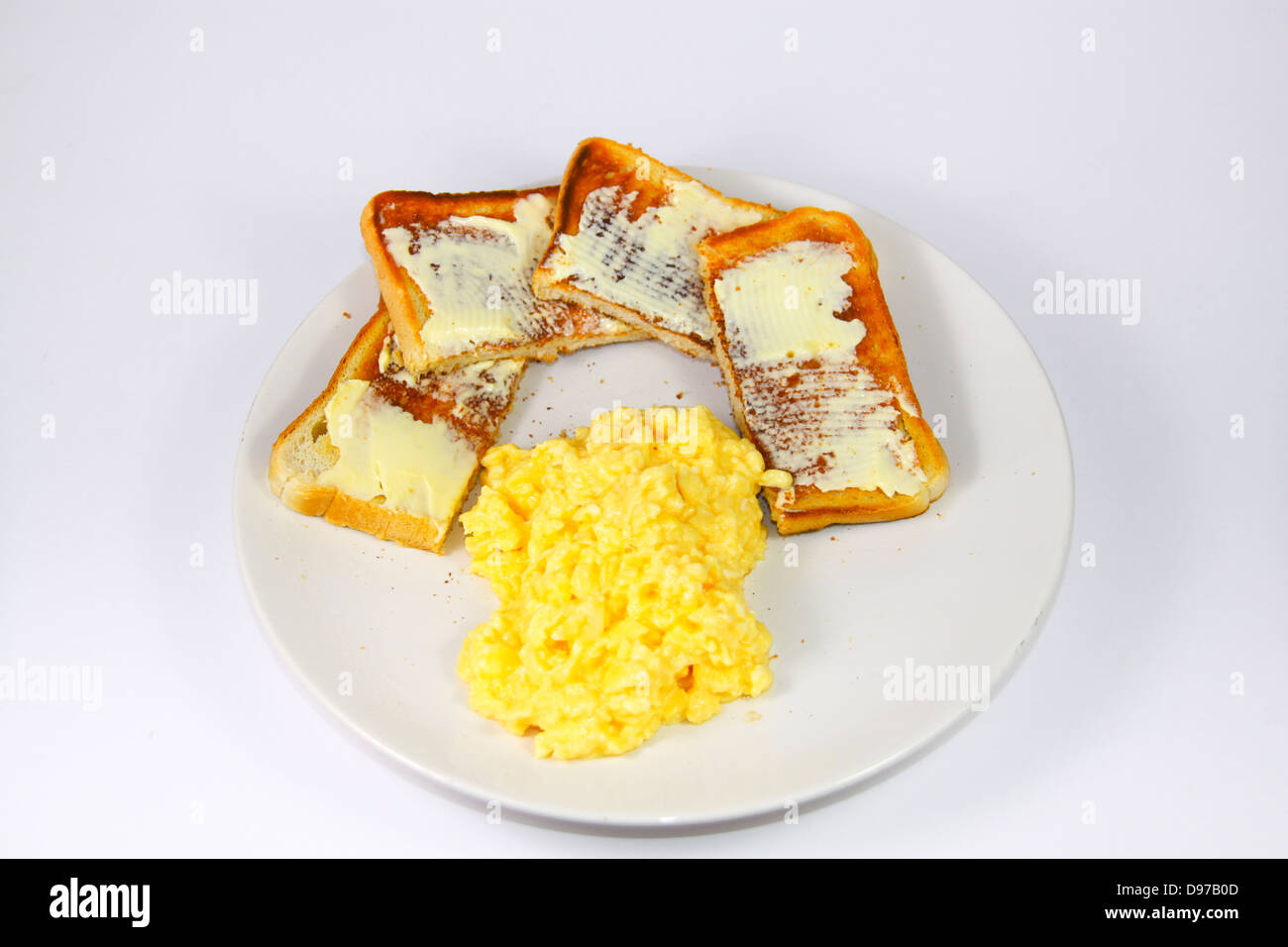 Des œufs brouillés et des tartines on white plate Banque D'Images