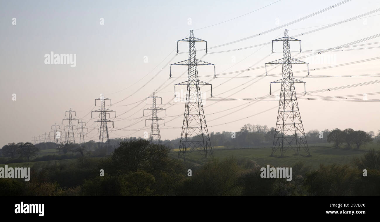 Pylônes transportant l'électricité à haute tension câbles de transmission à travers la campagne, Burgh, Suffolk, Angleterre Banque D'Images Pylônes transportant l'électricité à haute tension câbles de transmission à travers la campagne, Burgh, Suffolk, Angleterre Banque D'Images