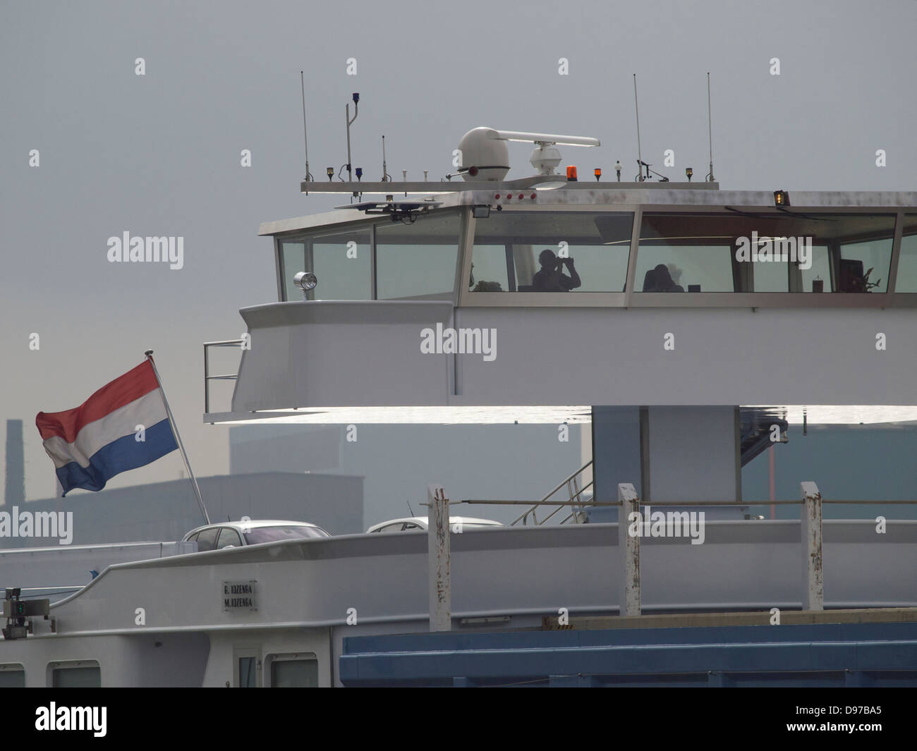 Le capitaine sur le pont d'un cargo néerlandais barge bateau dans le port de Rotterdam, Pays-Bas Banque D'Images