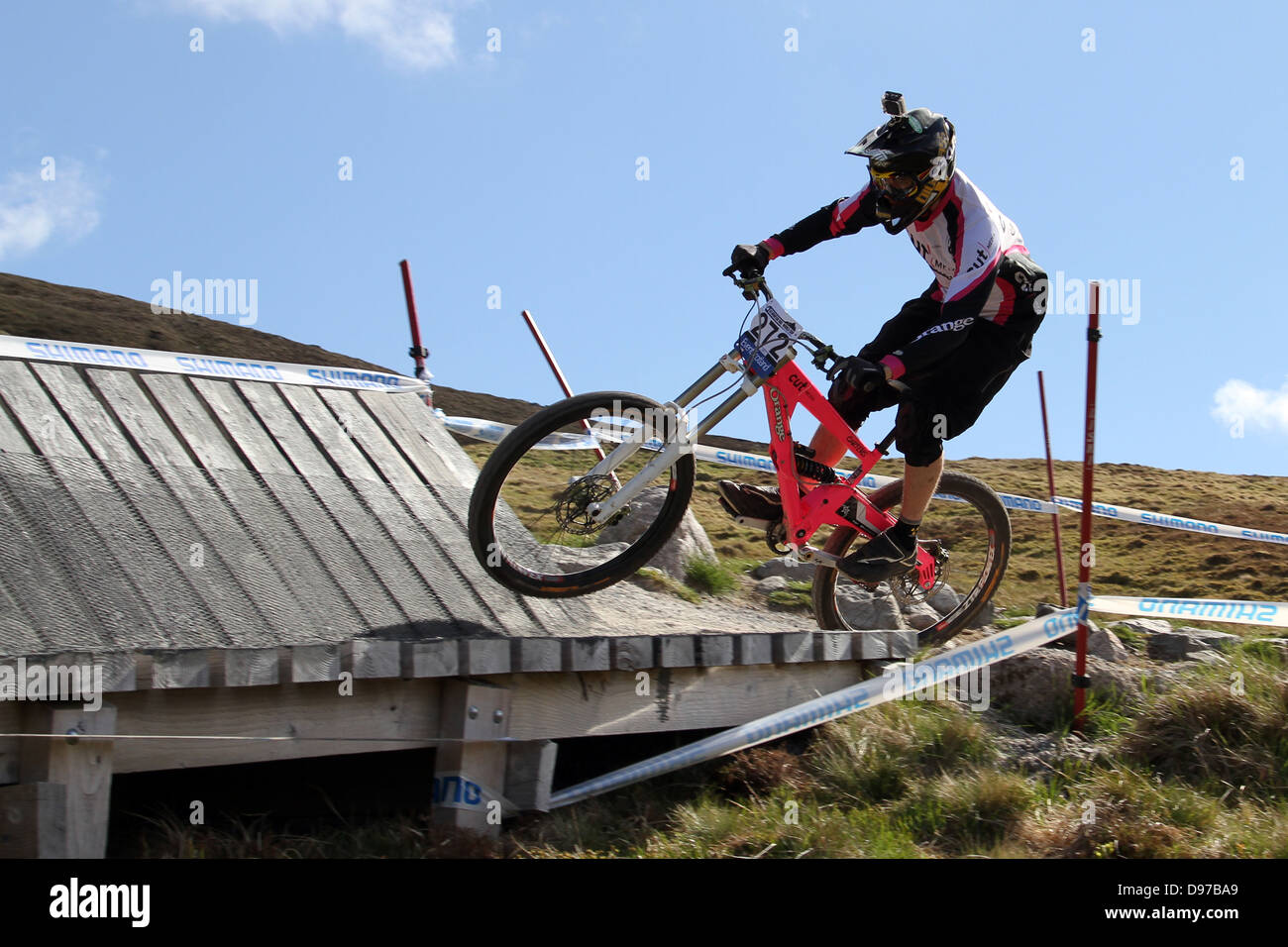 Drew charretiers sur le cours à la Coupe du Monde de Descente, Fort William 2013 Banque D'Images