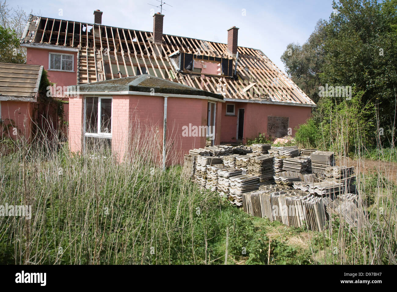 Maison en cours de démolition, Shottisham, Suffolk, Angleterre les tuiles d'amiante empilés pour un retrait en toute sécurité. Banque D'Images