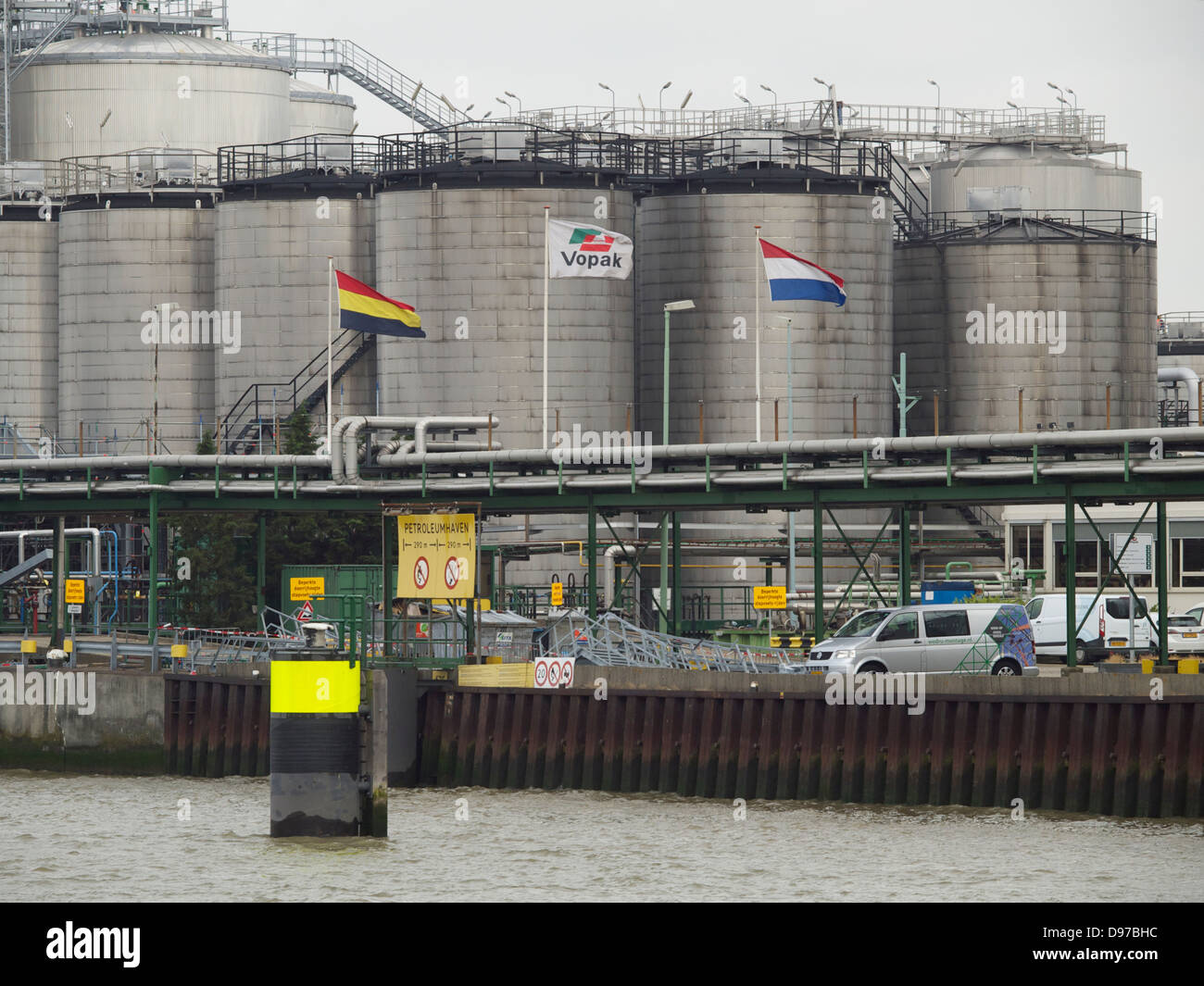 Le stockage et la distribution d'huile Vopak installations dans le port de Rotterdam, Pays-Bas Banque D'Images Le stockage et la distribution d'huile Vopak installations dans le port de Rotterdam, Pays-Bas Banque D'Images