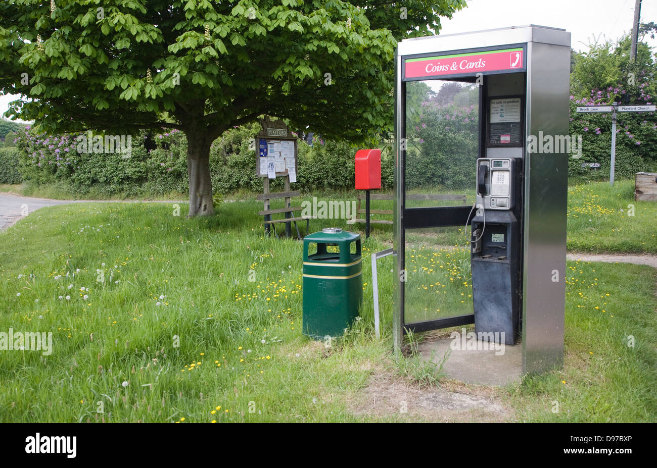 Les petits services d'établissement rural comprenant des directoires de la communauté, téléphone public fort et post box, Playford, Suffolk, Banque D'Images