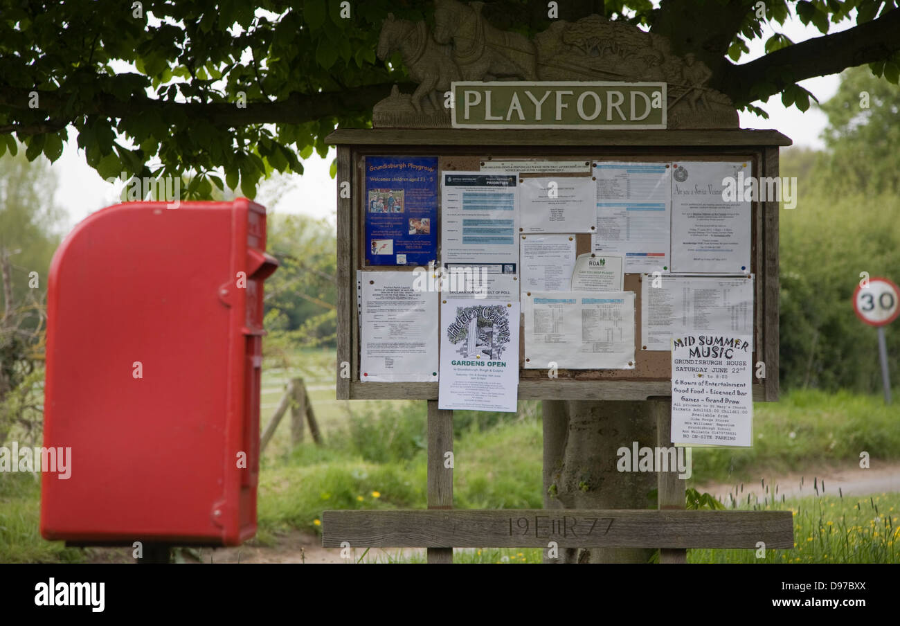 Les petits services d'établissement rural comprenant des directoires de la communauté et post box, Playford, Suffolk, Angleterre Banque D'Images