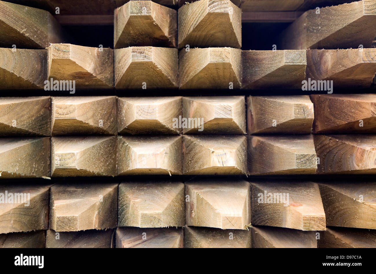 Les poteaux de clôture en bois empilés dans un builder's merchant yard, UK Banque D'Images