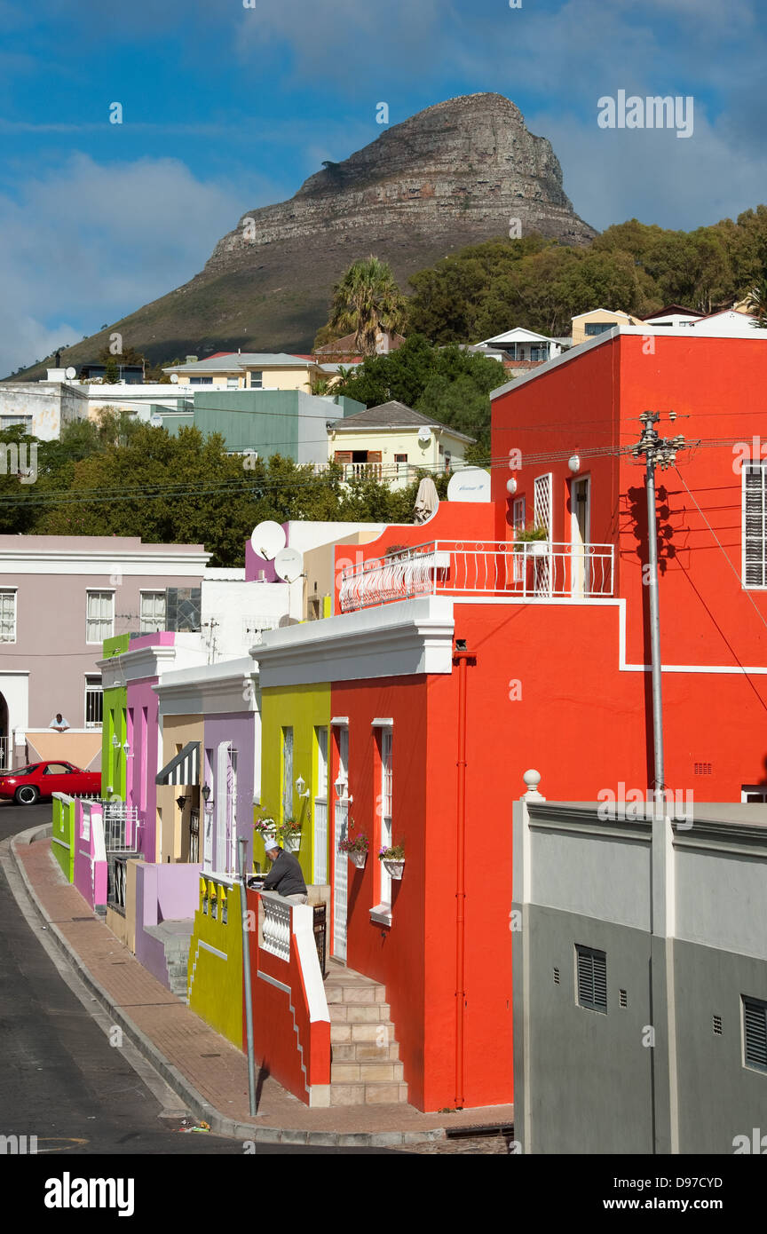 Chiappini Street avec Tête de Lion à l'arrière-plan, Bo-Kaap, Cape Town, Afrique du Sud Banque D'Images