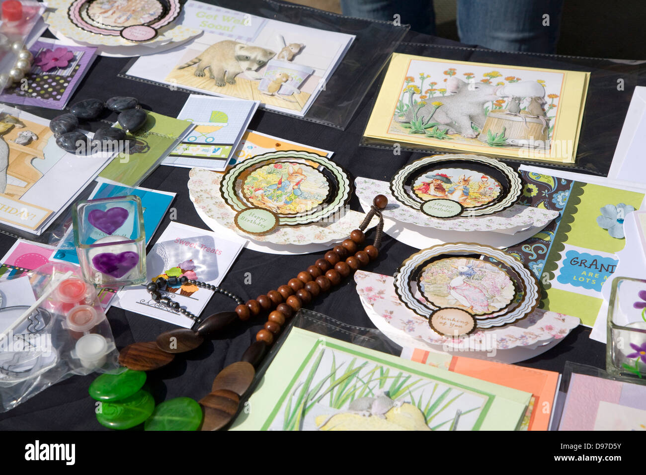 Des cartes de vœux sur l'affichage à l'événement, de l'artisanat pays Shottisham, Suffolk, Angleterre Banque D'Images