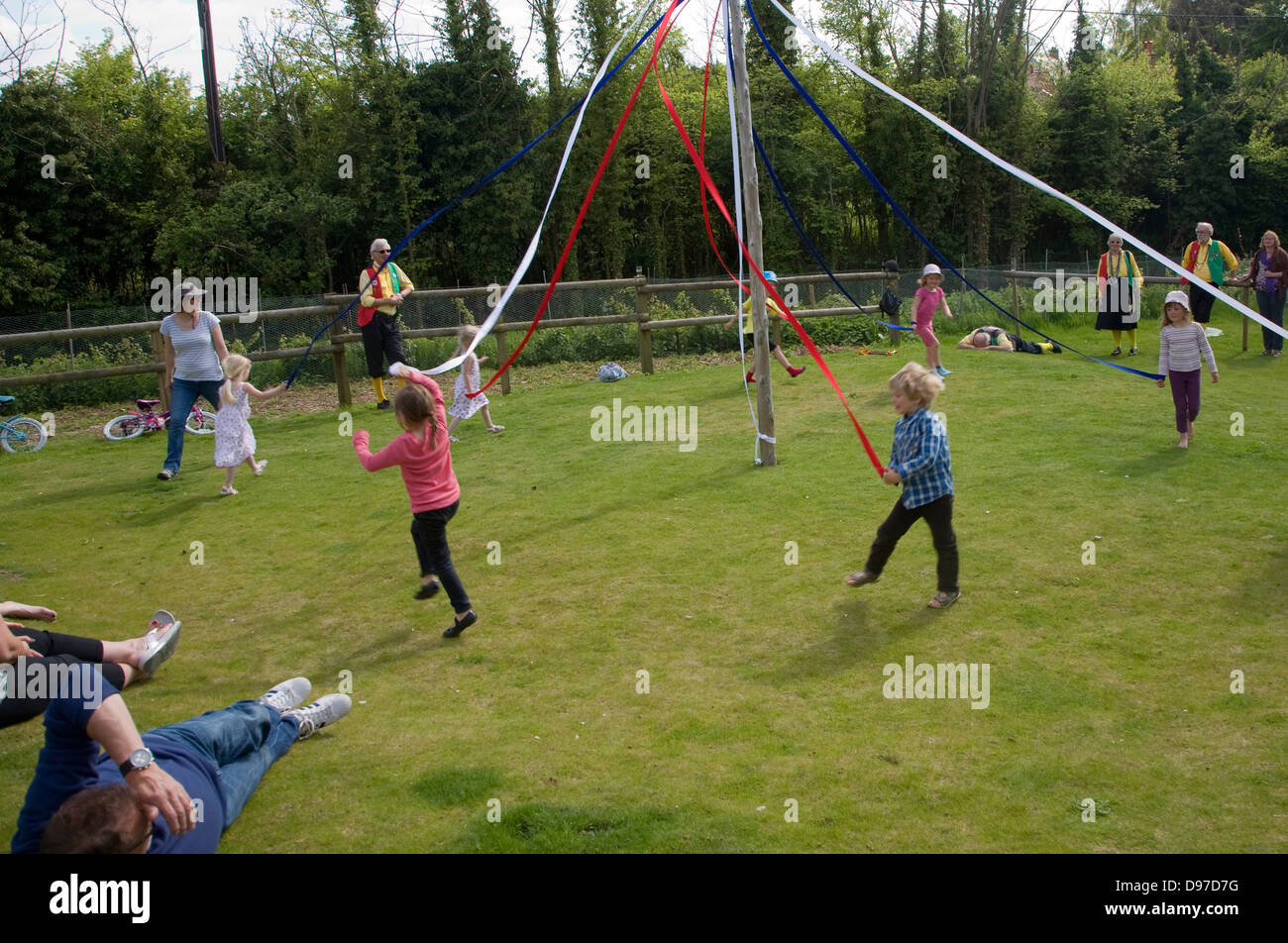 Les enfants de la danse autour d'un mât à un festival country, Shottisham, Suffolk, Angleterre Banque D'Images