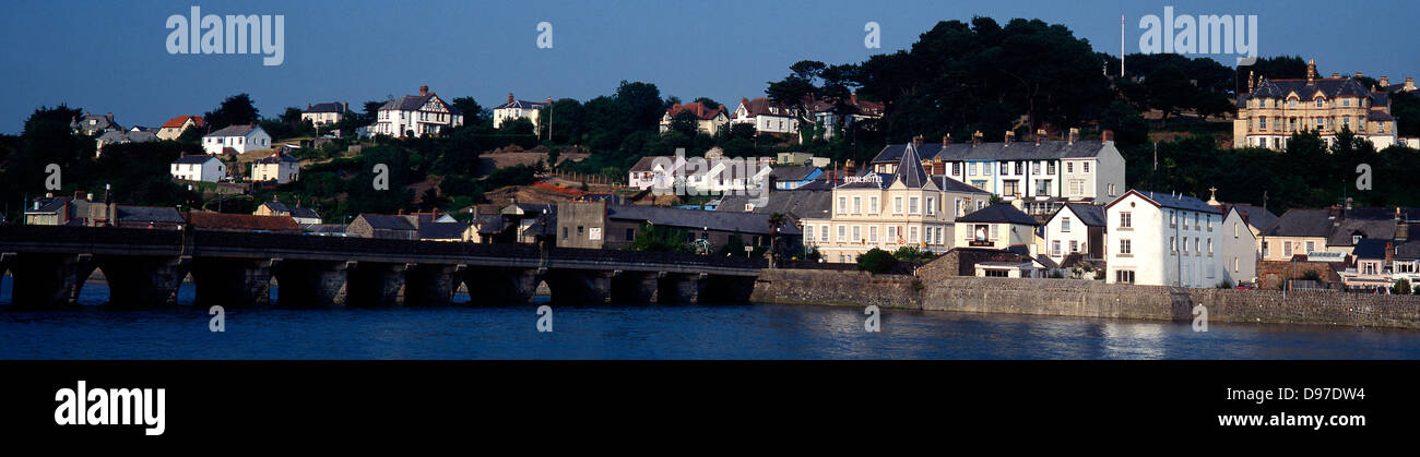 Bideford, North Devon. Vue panoramique d'un pont à travers la rivière Torridge, dominé par une variété de propriétés d'ensoleillement. Angleterre, Royaume-Uni. Banque D'Images