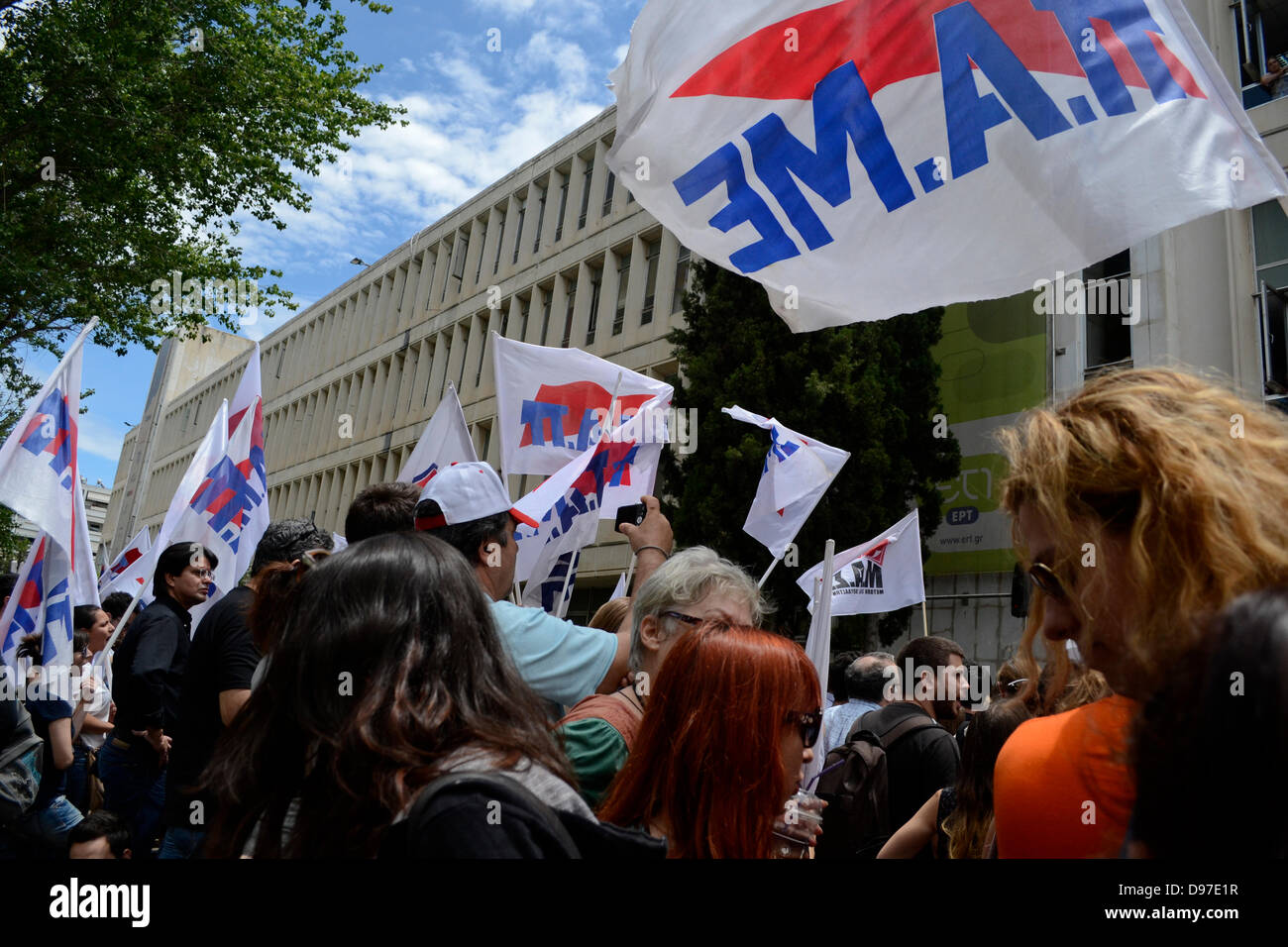 Athènes, Grèce, Juin 13th, 2013. Les syndicats vont sur une grève générale pour protester contre la fermeture du diffuseur d'état, ERT. Plus de 10.000 personnes se sont réunis à l'extérieur du siège de l'ERT. Credit : Nikolas Georgiou / Alamy Live News Banque D'Images