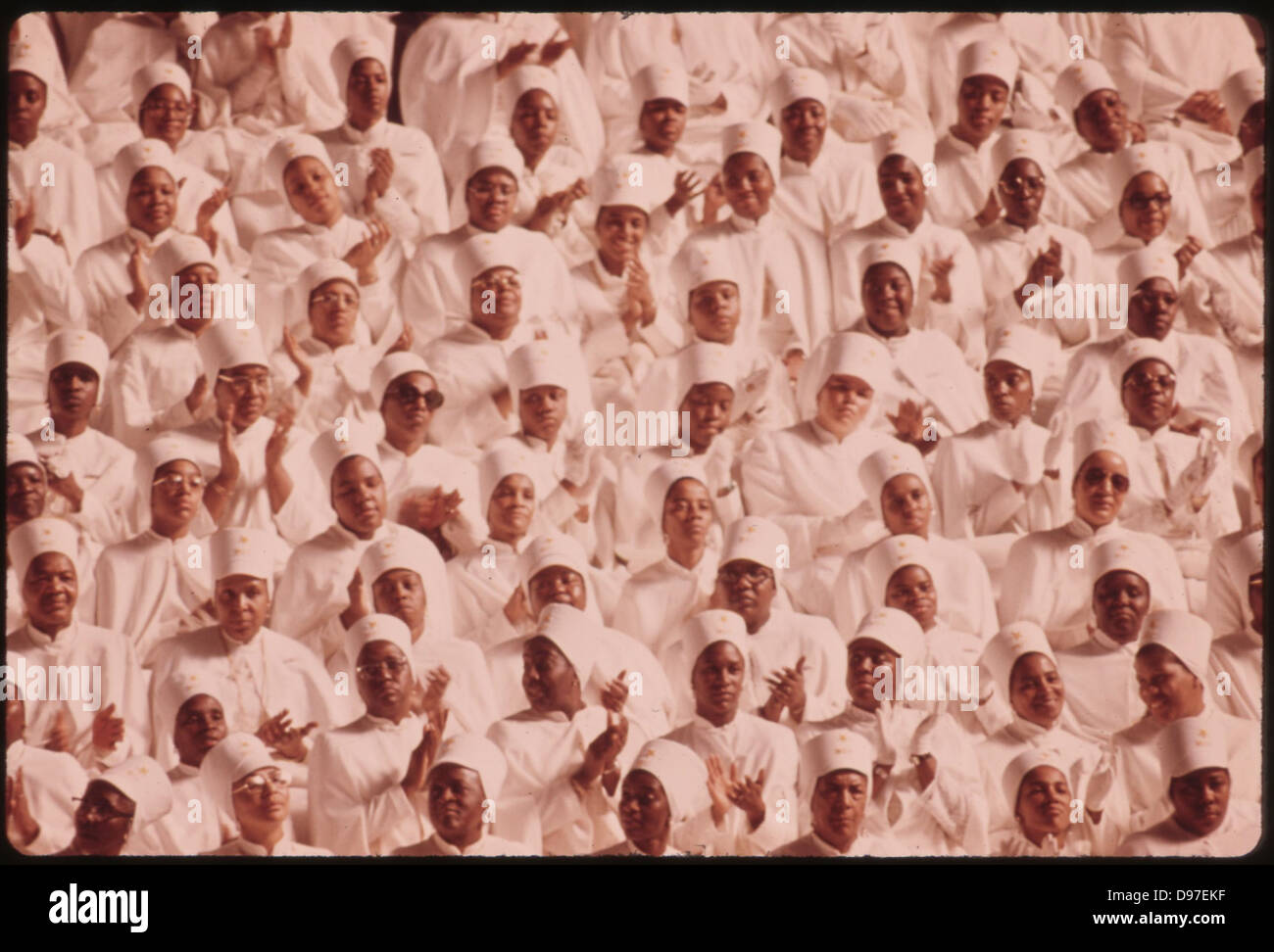 Les femmes musulmanes noir habillé en blanc félicite Elijah Muhammad lors de la livraison de son message de la Journée annuelle du Sauveur à Chicago, 0 Banque D'Images