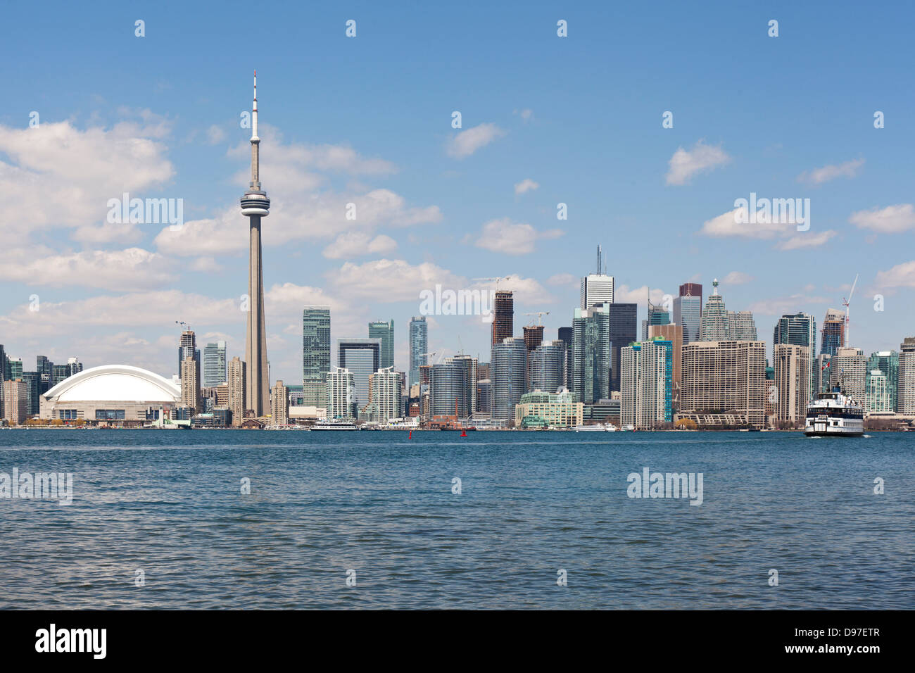Toronto city skyline avec island ferry dans le port Banque D'Images