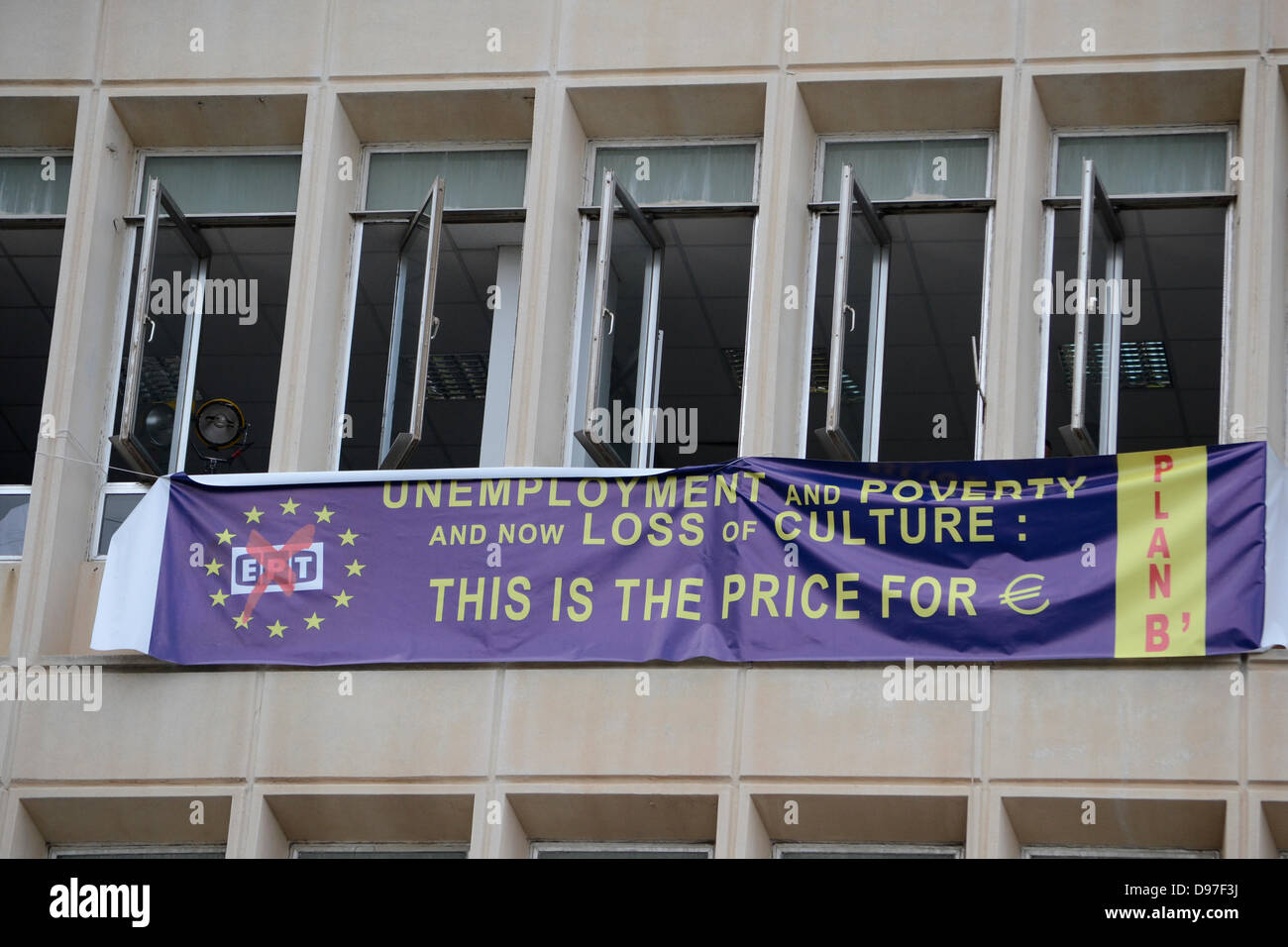 Athènes, Grèce, Juin 13th, 2013. Les syndicats vont sur une grève générale pour protester contre la fermeture du diffuseur d'état, ERT. Plus de 10.000 personnes se sont réunis à l'extérieur du siège de l'ERT. Credit : Nikolas Georgiou / Alamy Live News Banque D'Images