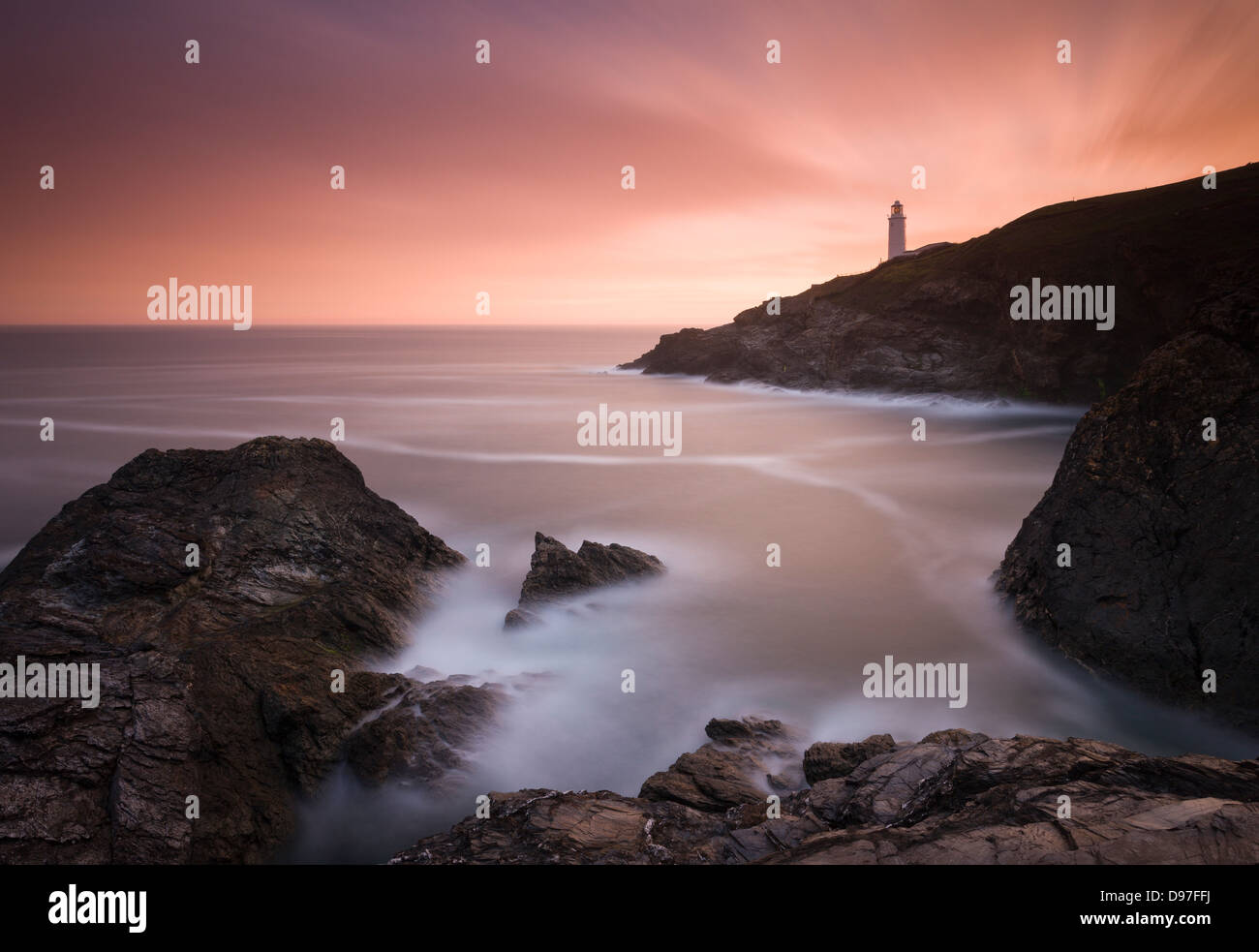 Trevose Head Lighthouse au lever du soleil, Cornwall. Banque D'Images