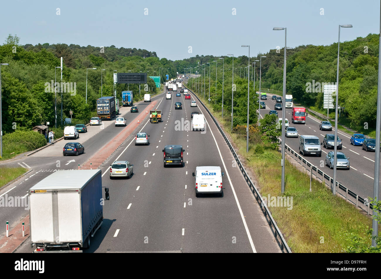 Le trafic sur l'autoroute A3 près de Wisley, Surrey, England, UK Banque D'Images