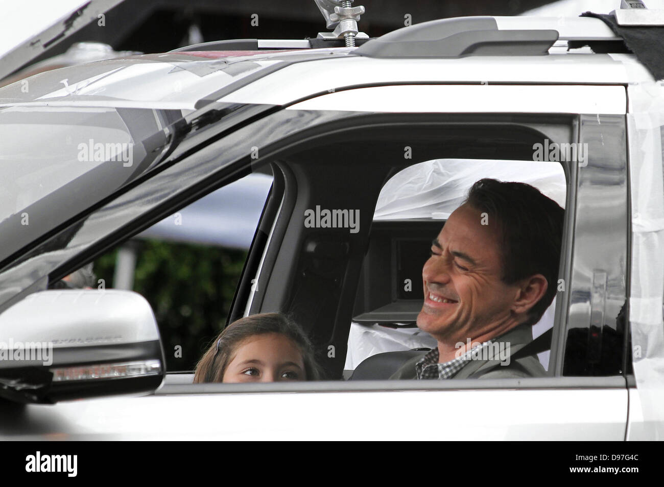 Sunderland, Massachusetts, USA. 12 juin 2013. Robert Downey Jr rit avec l'actrice Emma Tremblay sur l'ensemble de "le juge", à Sunderland, dans le Massachusetts, le 12 juin 2013. Crédit : Susan Pease/Alamy Live News Banque D'Images