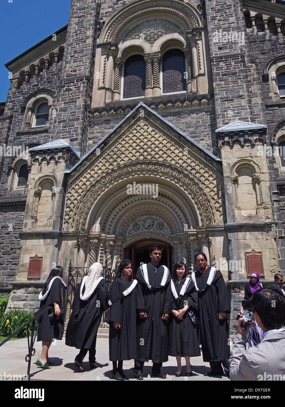 Les diplômés de l'Université de Toronto d'origine asiatique ayant photo prise Banque D'Images