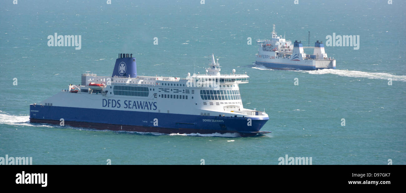 DFDS Seaways ferry passant mon ferry boat dans la Manche près de Douvres au large de la côte du Kent Banque D'Images