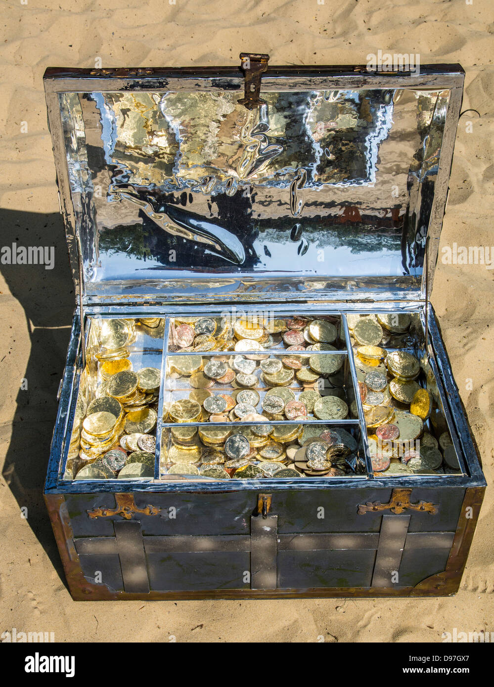Boîte à trésor, à la poitrine, avec plein de pièces d'or et d'argent. Replica, partie d'un jeu de chasse au trésor. Banque D'Images