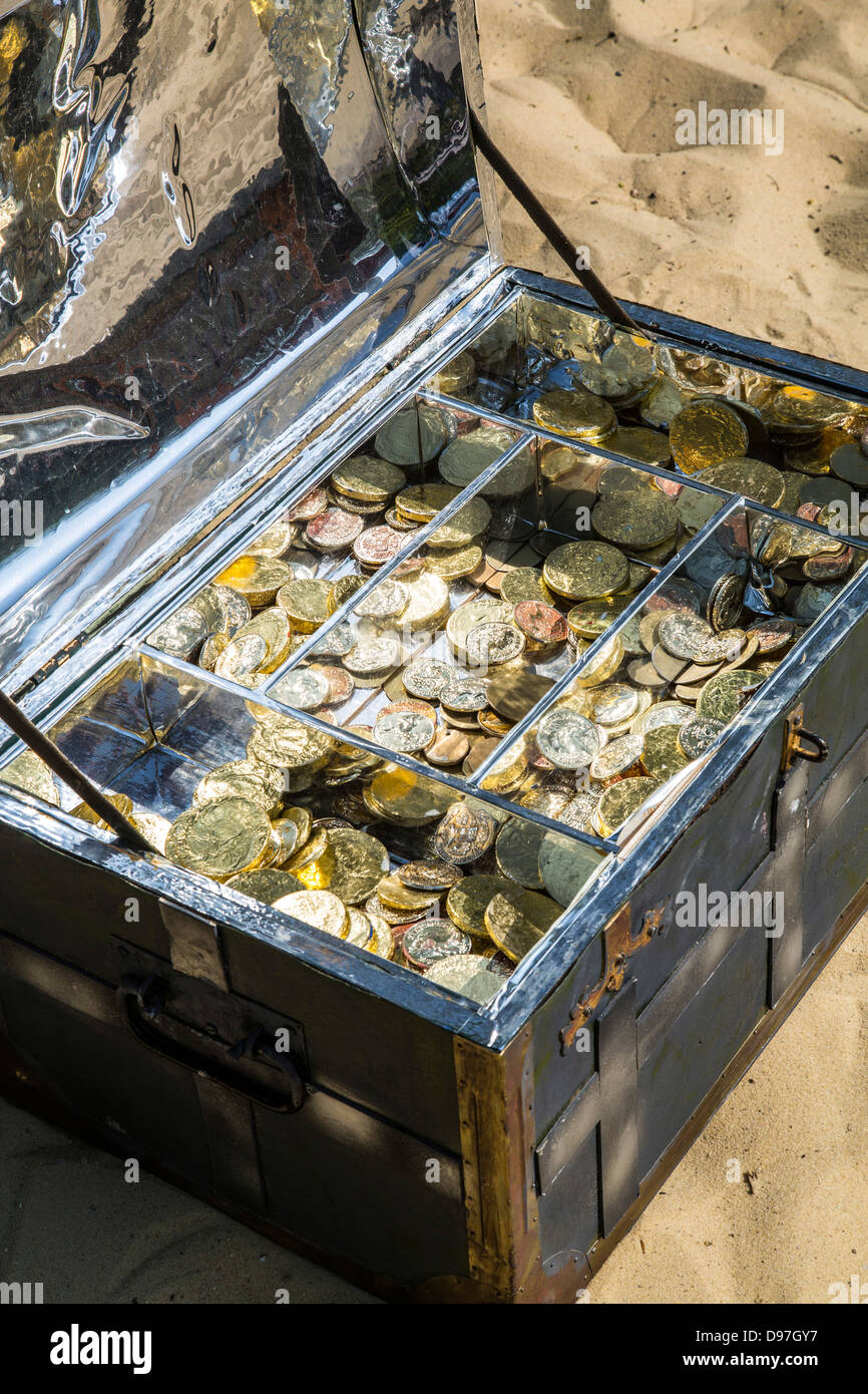 Boîte à trésor, à la poitrine, avec plein de pièces d'or et d'argent. Replica, partie d'un jeu de chasse au trésor. Banque D'Images