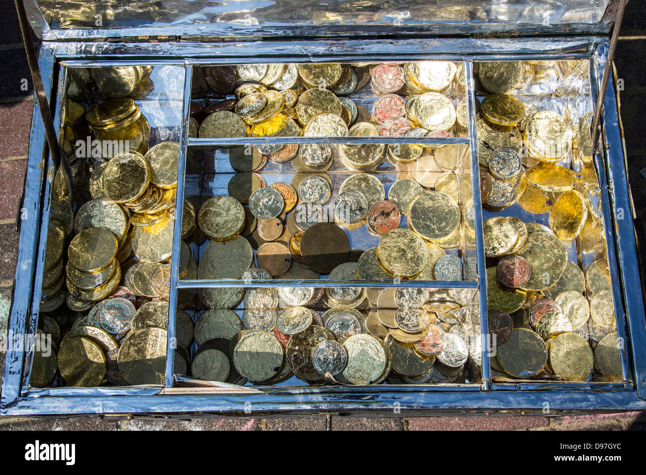 Boîte à trésor, à la poitrine, avec plein de pièces d'or et d'argent. Replica, partie d'un jeu de chasse au trésor. Banque D'Images