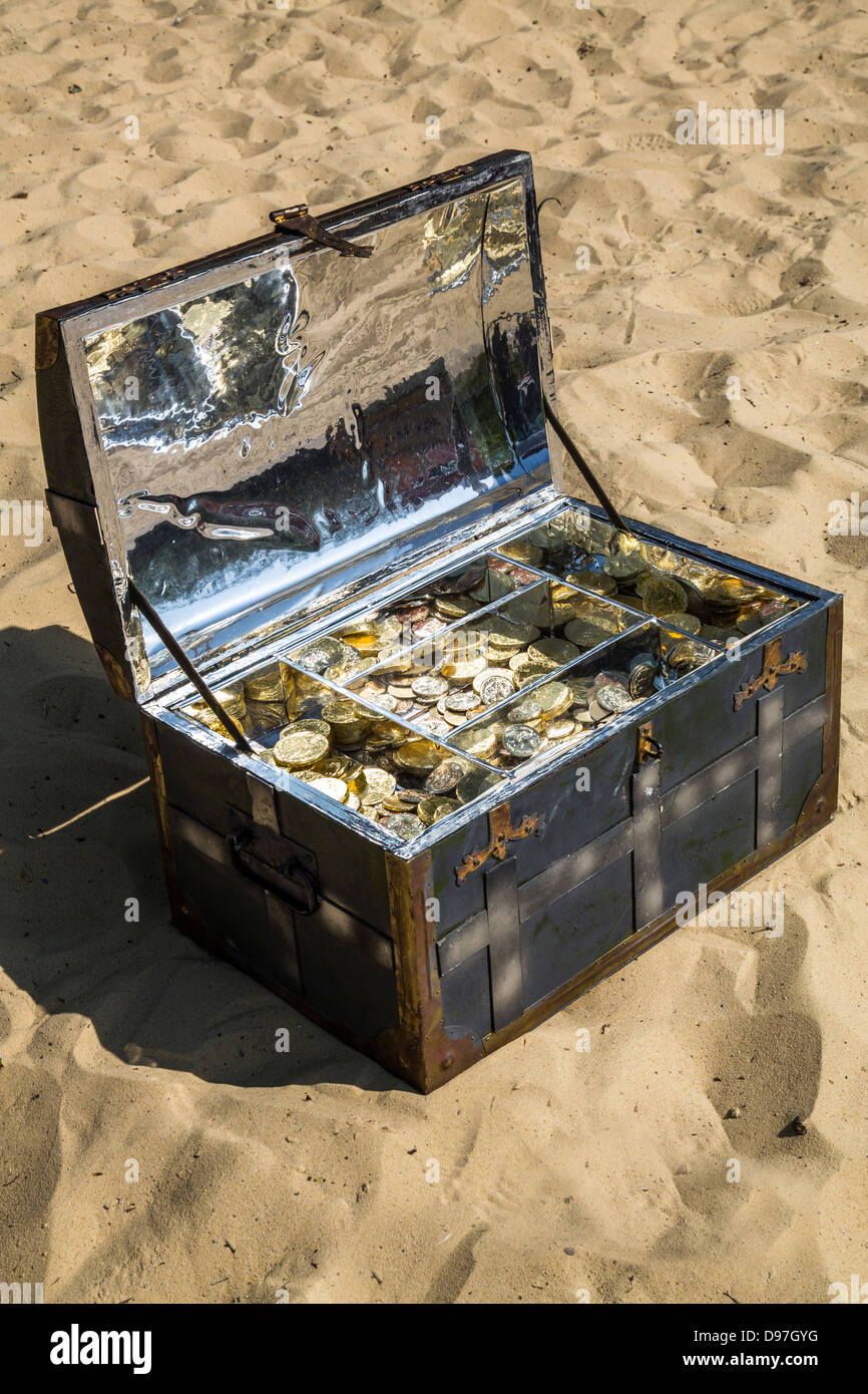 Boîte à trésor, à la poitrine, avec plein de pièces d'or et d'argent. Replica, partie d'un jeu de chasse au trésor. Banque D'Images